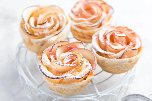 Delicious apple roses puff pastry cakes — Stock Photo, Image