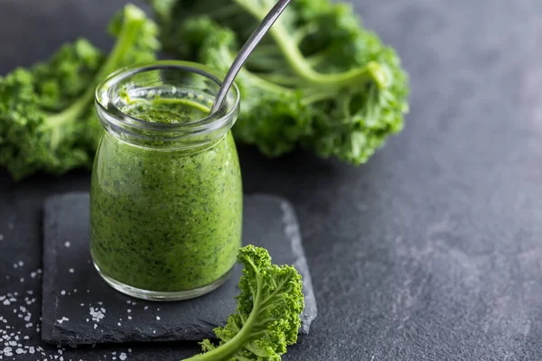 Köstliche Grünkohl-Pesto-Sauce und frische rohe Blätter — Stockfoto