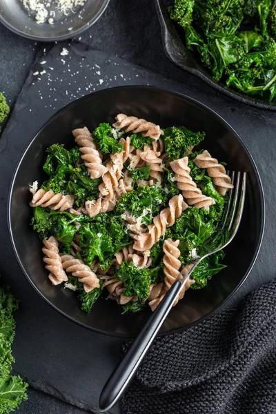 Celozrnné těstoviny s kale — Stock fotografie