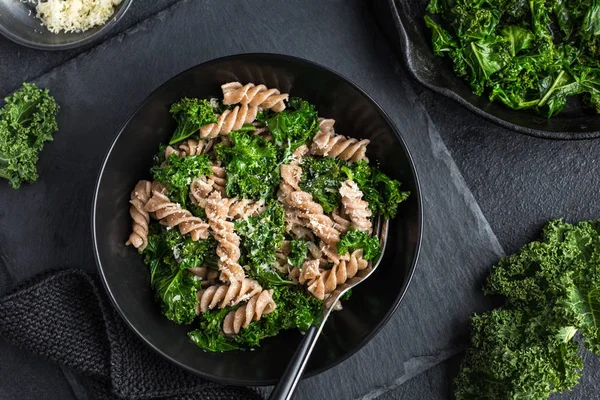 Volkoren pasta met boerenkool — Stockfoto