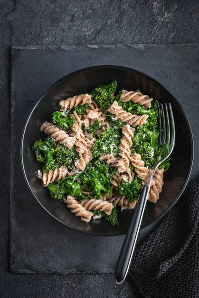 Whole grain pasta with kale — Stock Photo, Image