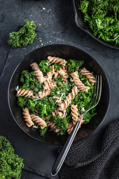 Celozrnné těstoviny s kale — Stock fotografie