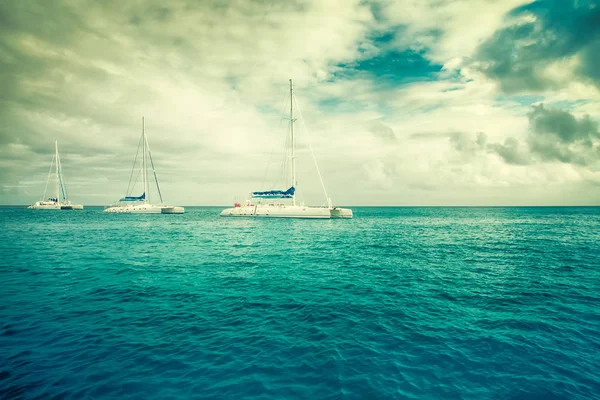 Three sailboats in the sea — Stock Photo, Image