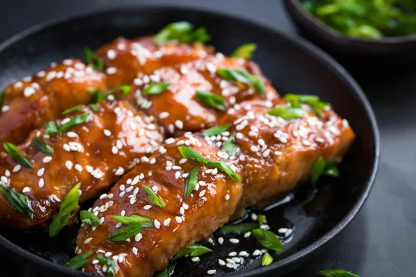 Salmão teriyaki, fundo escuro — Fotografia de Stock