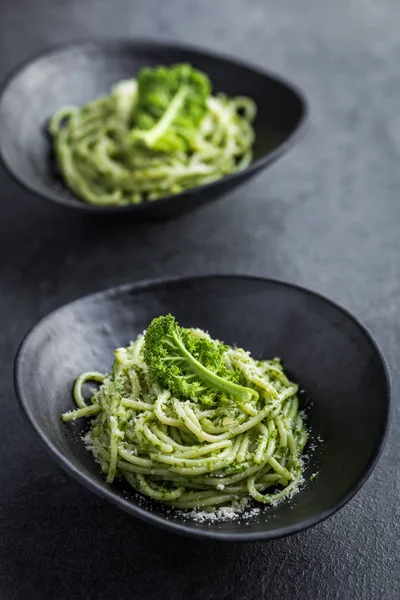 Spaghetti pasta with kale pesto sauce — Stock Photo, Image