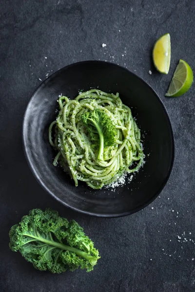 Spagetti pasta med grönkål pestosås — Stockfoto