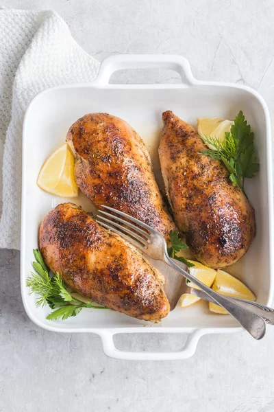 Rostat kycklingbröst med citron — Stockfoto