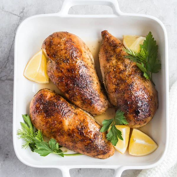 Ψητό στήθος κοτόπουλου με λεμόνι — Φωτογραφία Αρχείου