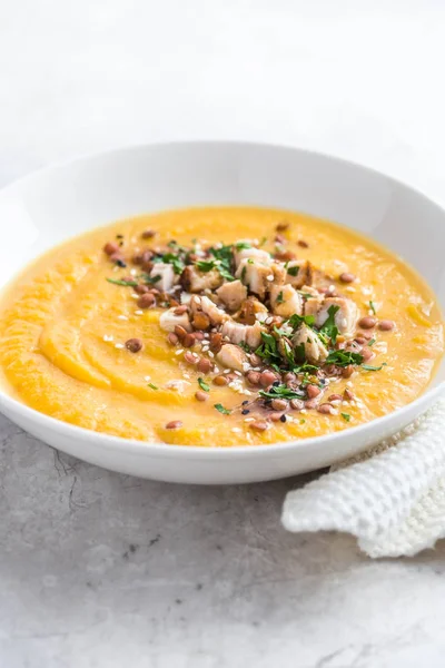 レンズ豆とカボチャのクリーム スープ — ストック写真