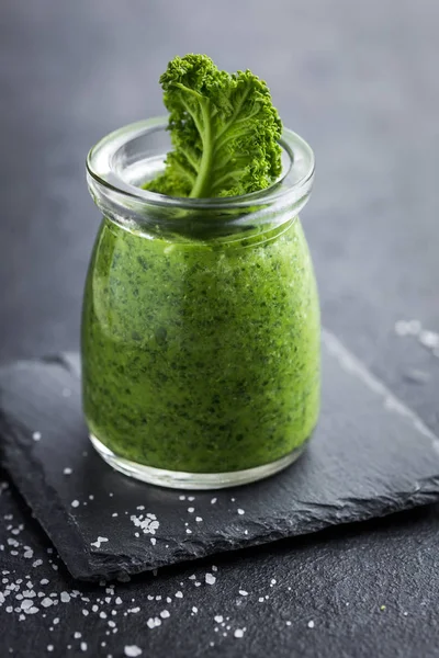 Köstliche Grünkohl-Pesto-Sauce und frische rohe Blätter — Stockfoto