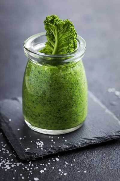 Salsa al pesto al cavolo delocious e foglie fresche crude — Foto Stock