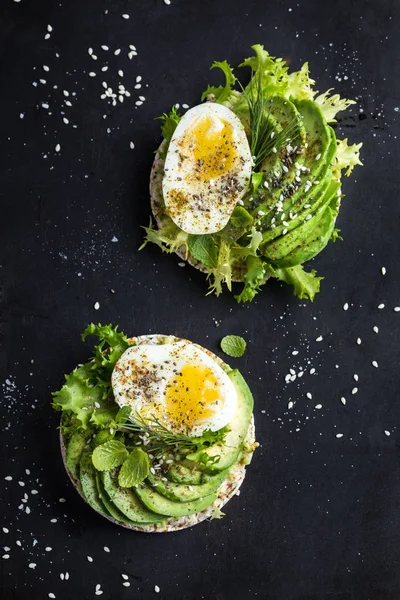 Panes fritos de cereales con aguacate y huevos —  Fotos de Stock