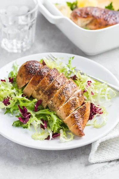 Peito de frango assado com salada fresca — Fotografia de Stock