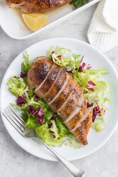 Peito de frango assado com salada fresca — Fotografia de Stock