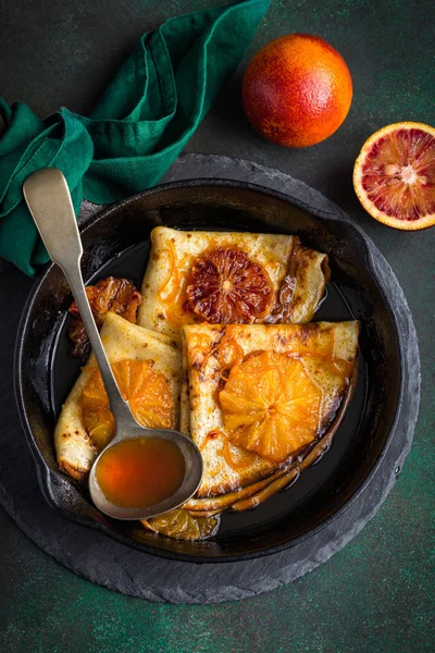 Crêpes suzette, délicieuses crêpes à la sauce orange — Photo