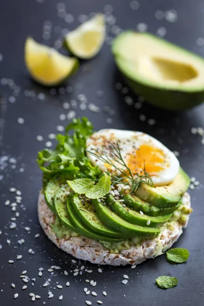 Pains croustillants aux céréales avec avocat et oeuf — Photo