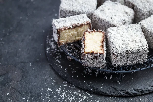 Pasteles australianos de lamington con chocolate y coco — Foto de Stock