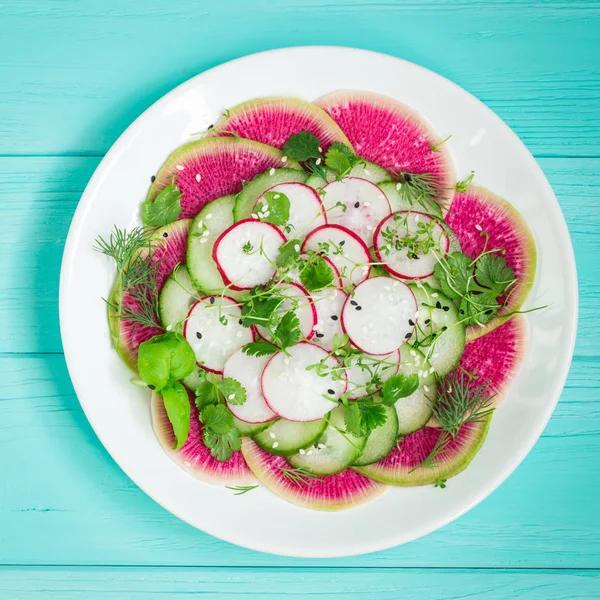 Здоровый веганский салат на белой тарелке — стоковое фото