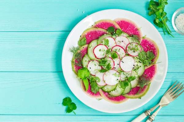 Salada vegan saudável na placa branca — Fotografia de Stock
