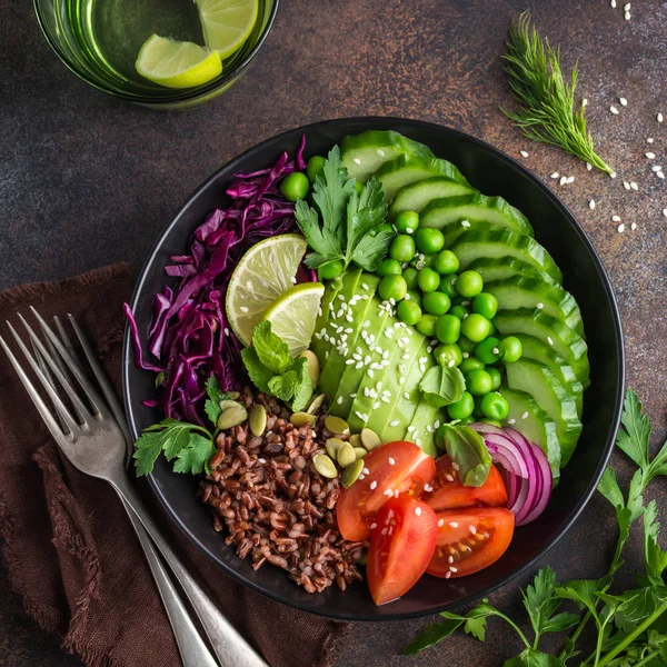 Vegan yemek kase. Avokado, kırmızı pirinç, domates, salatalık, kırmızı cabba — Stok fotoğraf