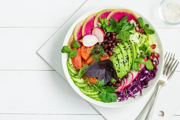 Ensalada de almuerzo vegano en un tazón —  Fotos de Stock