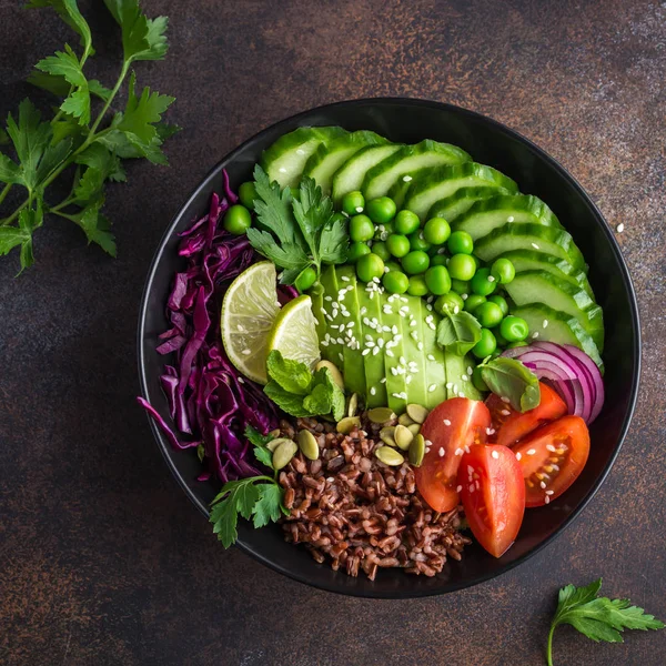 Vegansk lunch bowl. Rött ris, gurka, tomat, avokado, röd cabba — Stockfoto