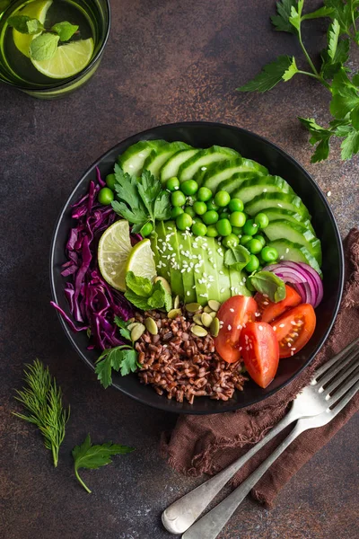 Vegan yemek kase. Avokado, kırmızı pirinç, domates, salatalık, kırmızı cabba — Stok fotoğraf