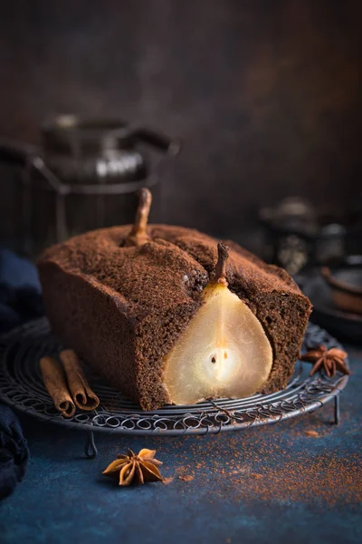 Gepocheerde peer gember cake — Stockfoto
