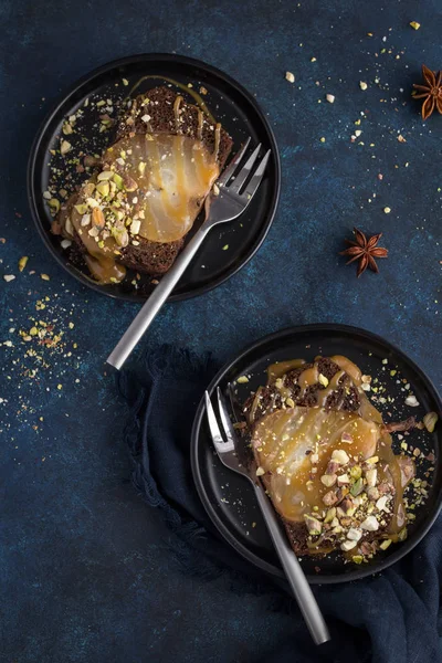 Bolo de gengibre de pêra escalfada com molho de caramelo e pistache — Fotografia de Stock