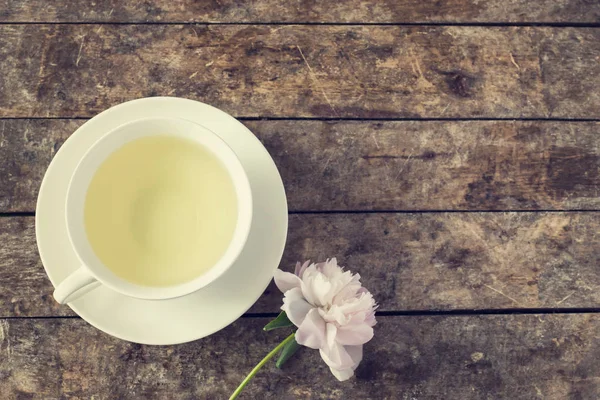 Taza de té y flor de peonía rosa — Foto de Stock