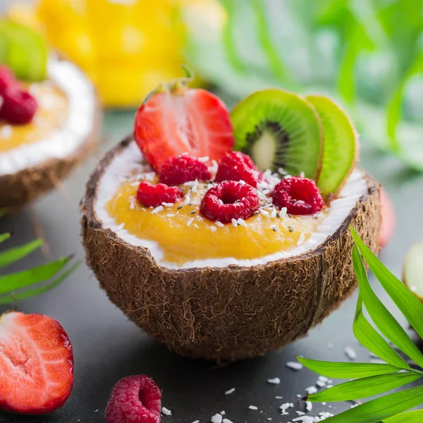 Batido de manga e coco com frutas frescas — Fotografia de Stock