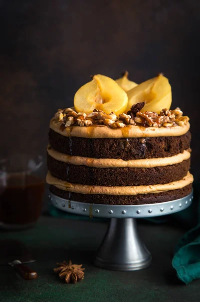 Ingwerkuchen mit würzig pochierten Birnen — Stockfoto