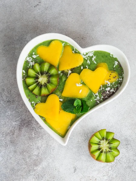 Szpinak świeży zielony bowl koktajl z mango i kiwi — Zdjęcie stockowe