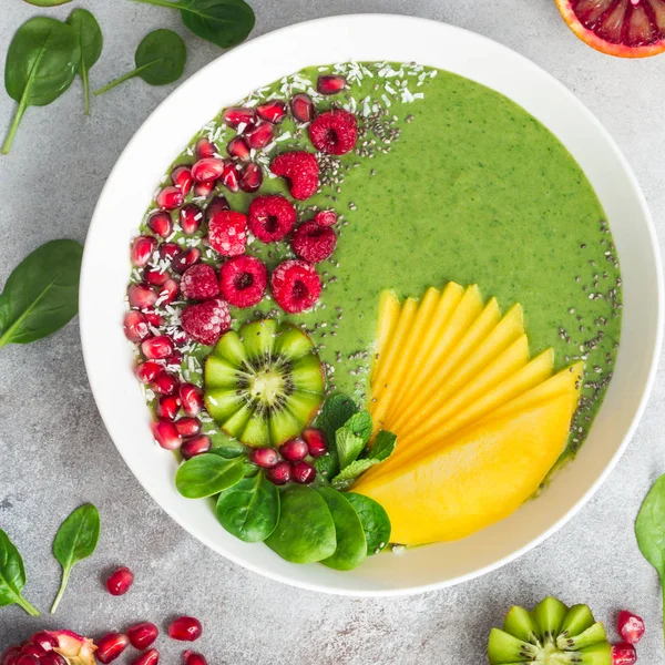 Tazón de batido verde fresco con frutas y bayas — Foto de Stock