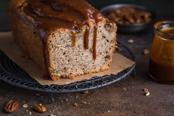 Delicious pecans and caramel banana loaf cake — Stock Photo, Image