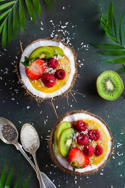 Lahodné mango lichotník podávané s čerstvým ovoce a bobule — Stock fotografie