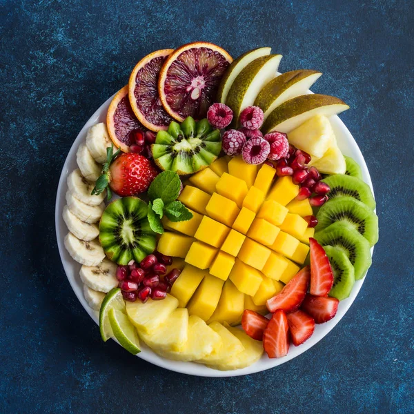Deliciosas frutas e bagas platter — Fotografia de Stock
