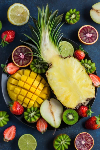 Deliciosas frutas no fundo azul escuro — Fotografia de Stock