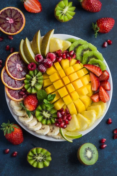 Delicioso plato de frutas y bayas —  Fotos de Stock