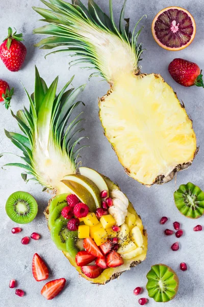 Taze ananas hizmet lezzetli meyve salatası — Stok fotoğraf