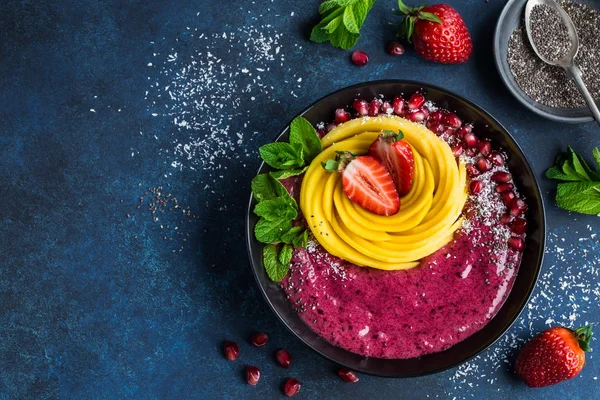 Mango ve çilek ile lezzetli blueberry smoothie kase — Stok fotoğraf