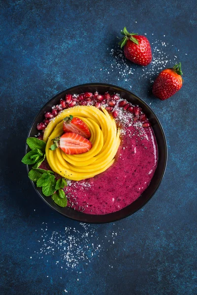 Blueberry lezat dan mangga smoothie bowl — Stok Foto