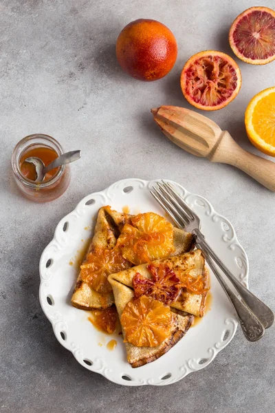 Crepes suzette, deliciosos panqueques con salsa de naranja, ima cuadrada —  Fotos de Stock