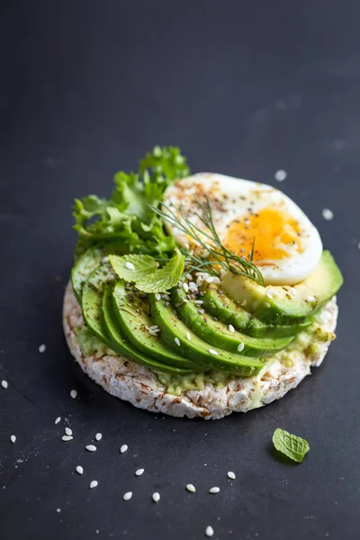Cereal crispbreads with avocado and egg — Stock Photo, Image
