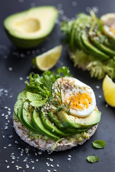 Cereal crispbreads with avocado and egg — Stock Photo, Image