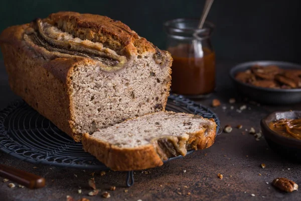 Chleb bananowy. Pecans i karmelu banana ciasto bochenek — Zdjęcie stockowe