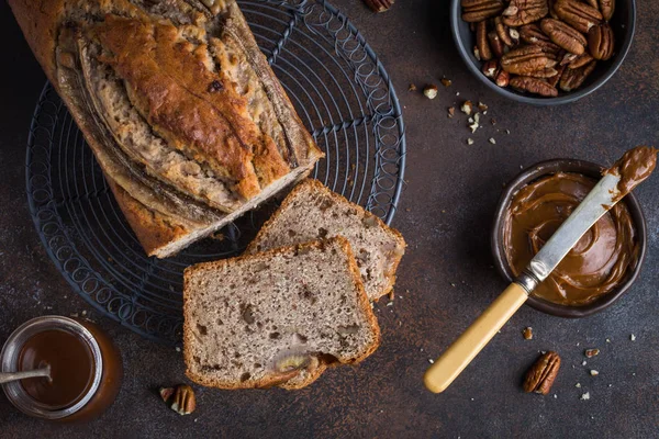 Banán kenyér. Pekándió, és a karamell banana loaf cake — Stock Fotó