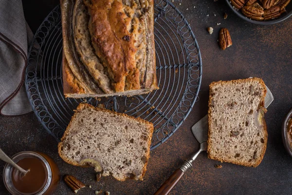 Chleb bananowy. Pecans i karmelu banana ciasto bochenek — Zdjęcie stockowe