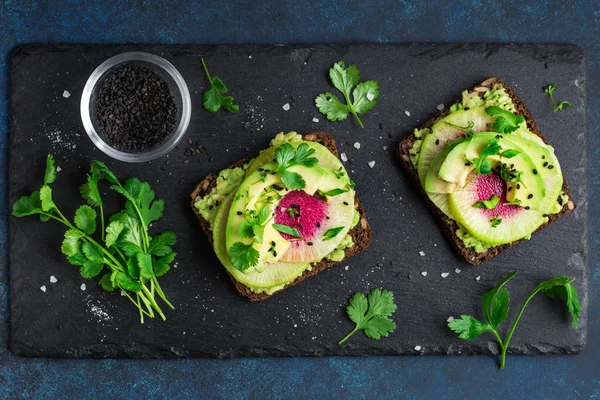 Tostadas de aguacate y rábano sandía —  Fotos de Stock