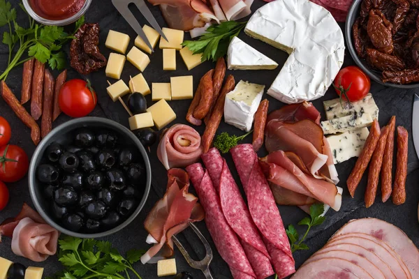 Antipasti-Platte vorhanden. Auswahl an Käse und Fleisch. — Stockfoto